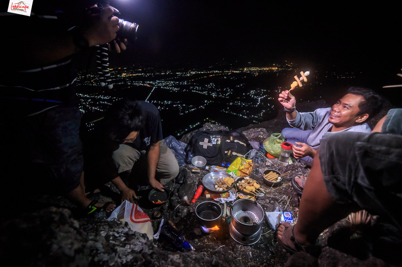 memasak di puncak bukit laskar pelangi