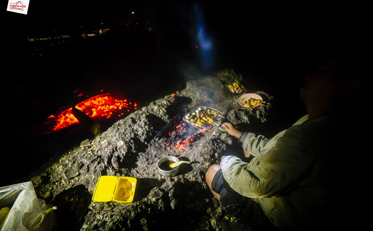menyiapkan sate sosis nuget