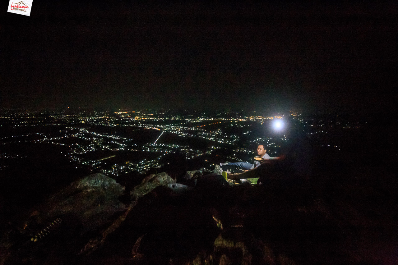 view malam sukoharjo dari puncak bukit laskar pelangi