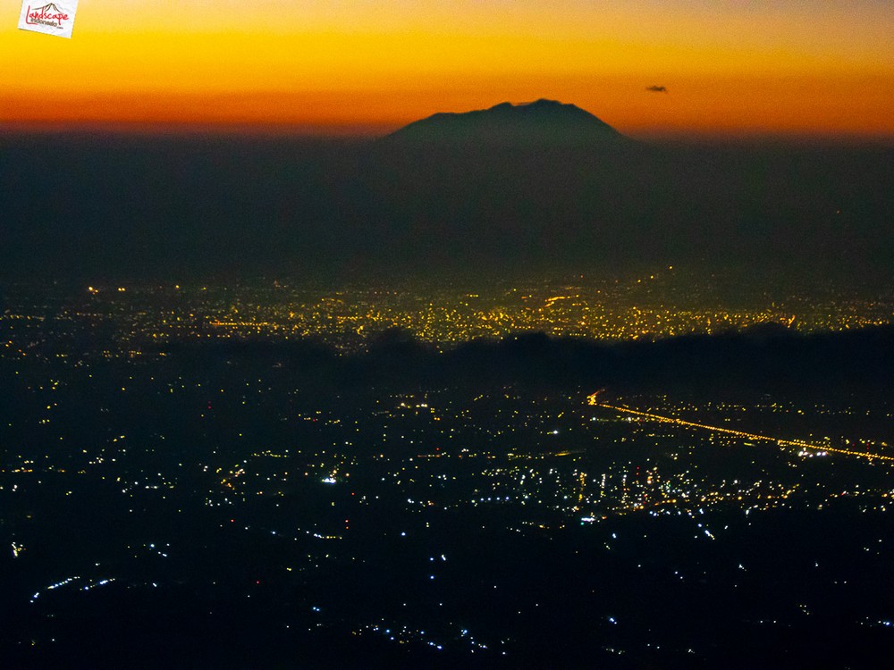 gunung lawu berbalut cahaya kota