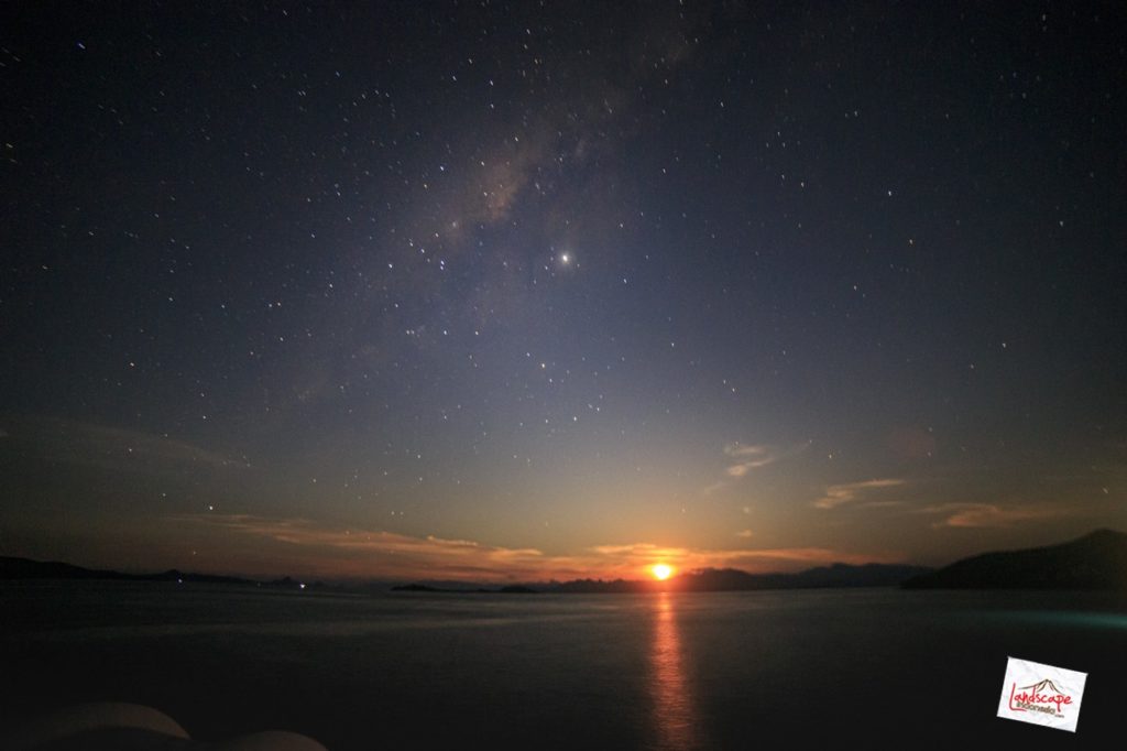milky way dan bulan terbenam