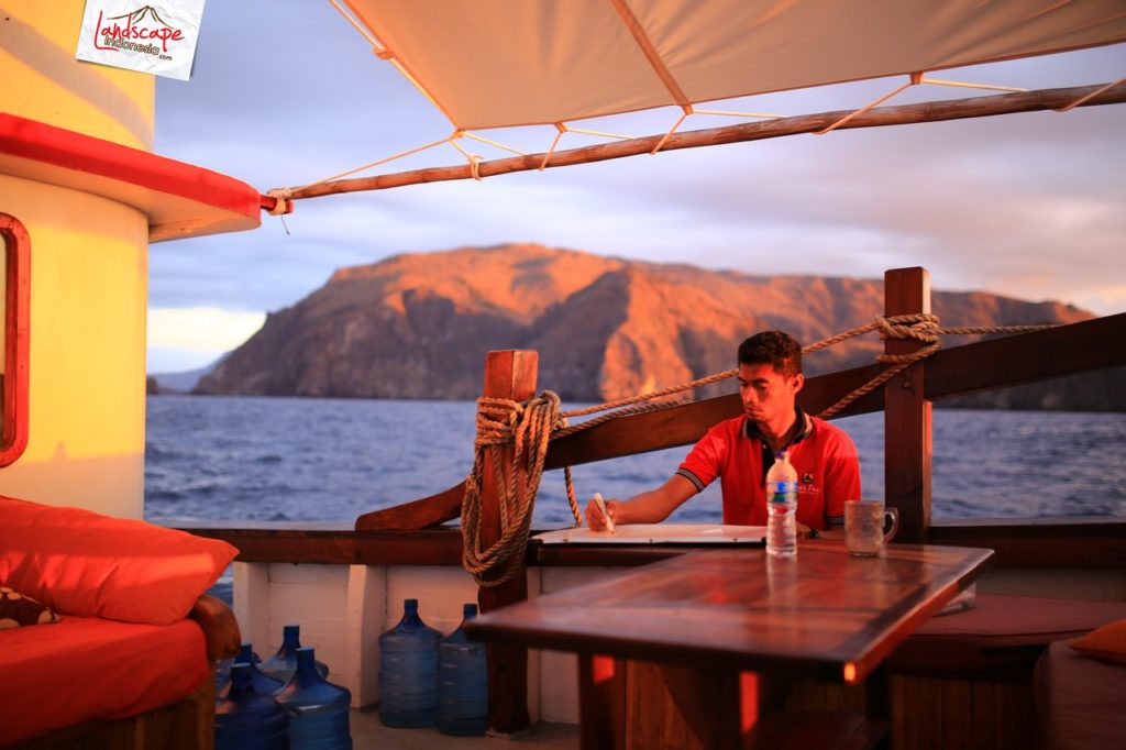 kantor selama berada di kapal