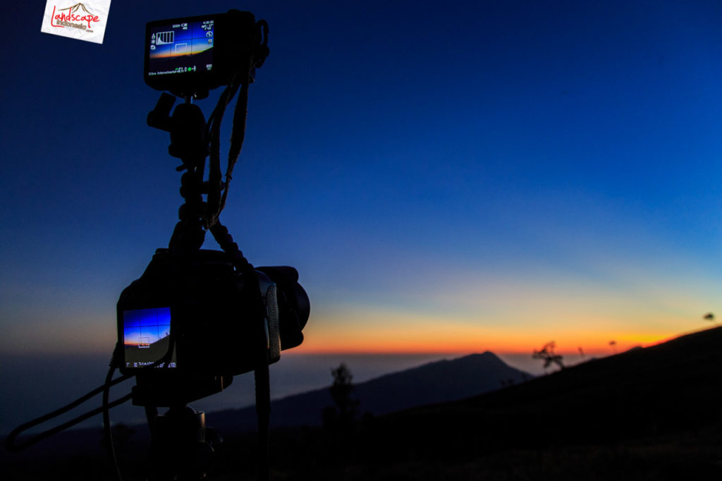 memotret sunrise di gunung
