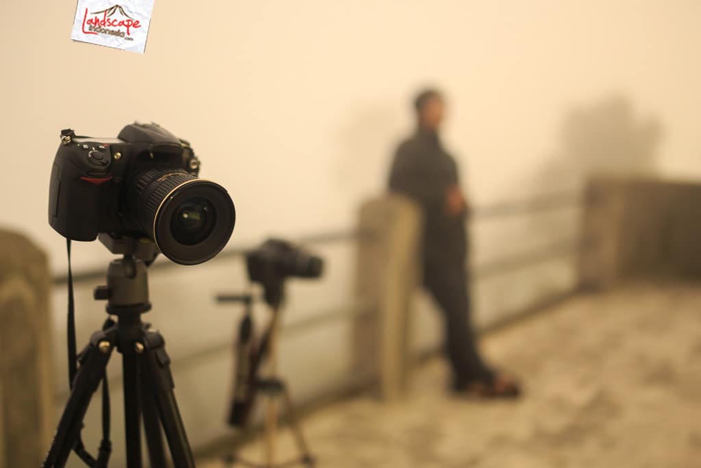 kamera terpasang di tripod