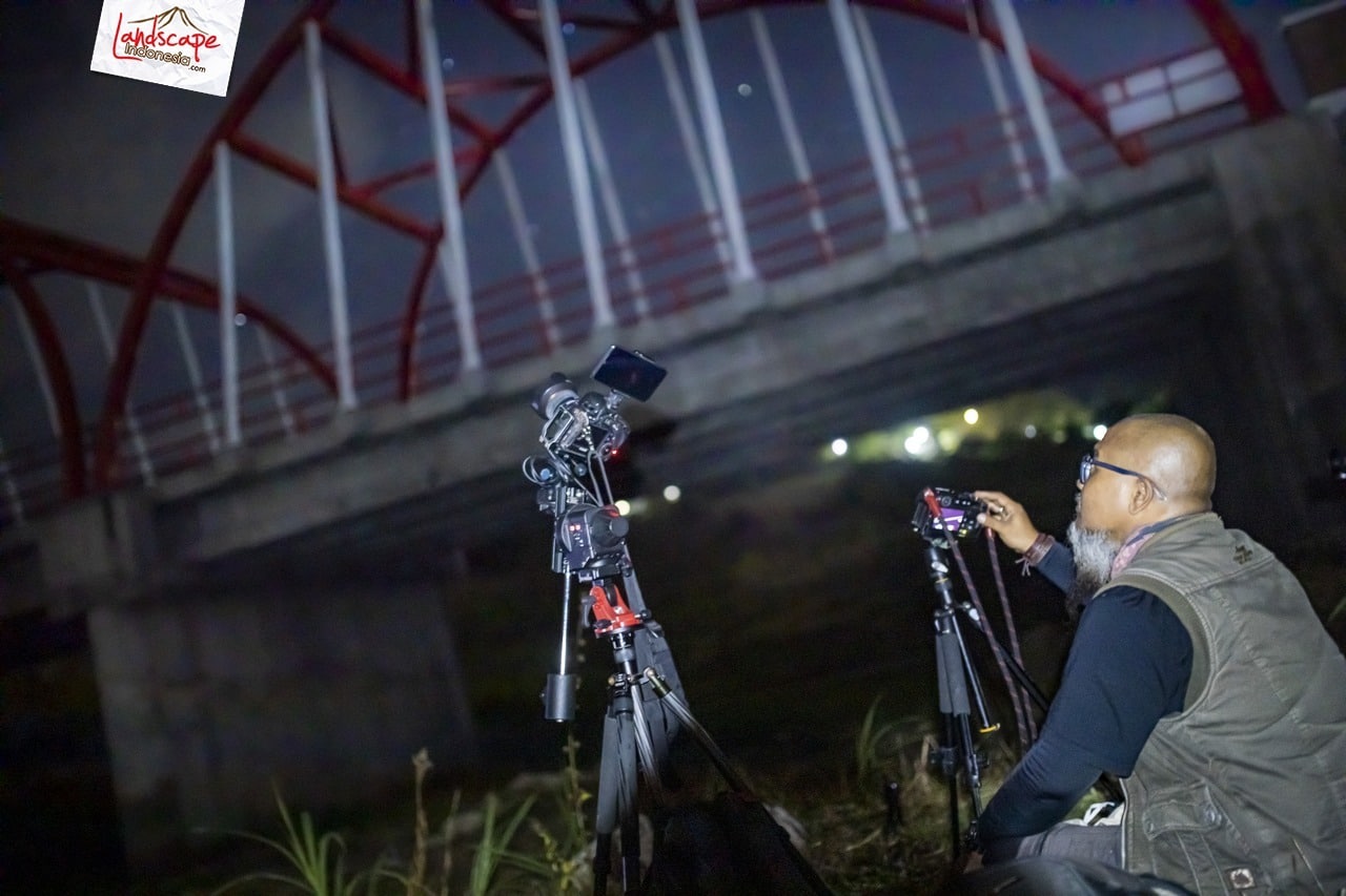 berpindah posisi ke samping bawah jembatan