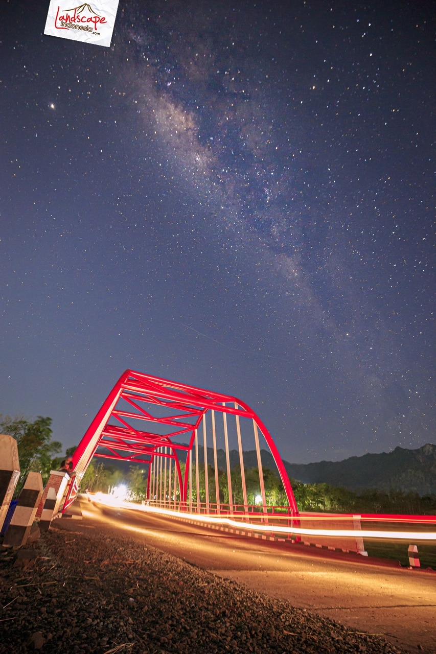milky way di atas jembatan krisak