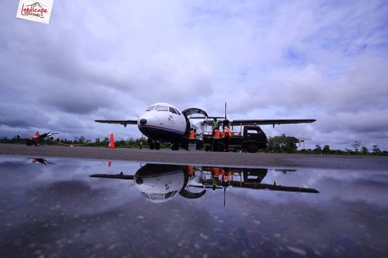 pantulan pesawat di bandara yahukimo