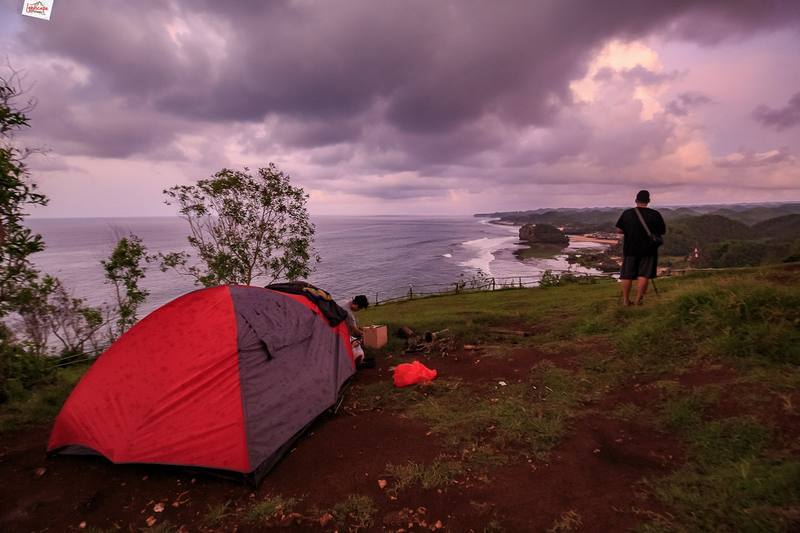 berkemah di waktu hujan