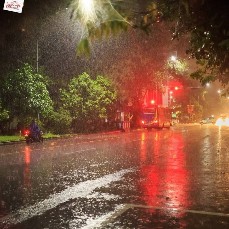 suasana kota dibalut hujan